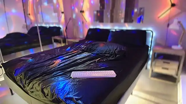 Snapshot of MikyFoxx chatting on December 20, 2025, 5:58 am MikyFoxx online show from December 20, 2025, 5:58 am