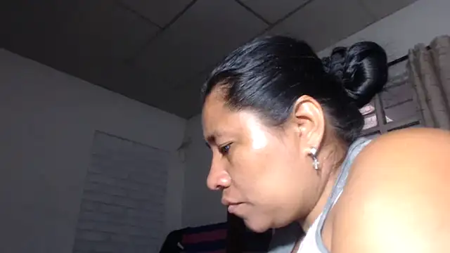 adrixxx38 online show from November 28, 2025, 9:39 pm