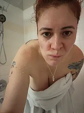 Snapshot of HollyTattoo chatting on October 7, 2025, 6:49 pm HollyTattoo online show from October 7, 2025, 6:49 pm