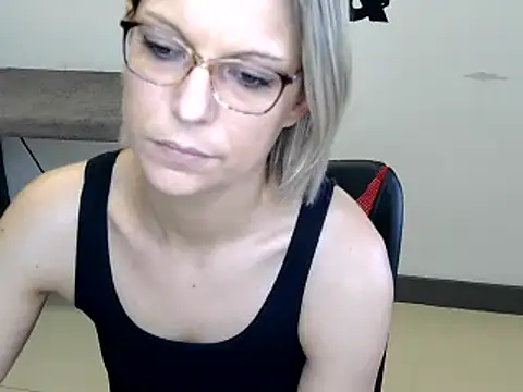 Snapshot of alixfeeling chatting on December 6, 2024, 1:55 pm alixfeeling online show from December 6, 2024, 1:55 pm