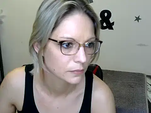 Snapshot of alixfeeling chatting on December 6, 2024, 5:00 pm alixfeeling online show from December 6, 2024, 5:00 pm