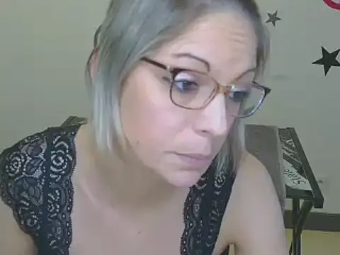 Snapshot of alixfeeling chatting on December 20, 2024, 3:42 pm alixfeeling online show from December 20, 2024, 3:42 pm