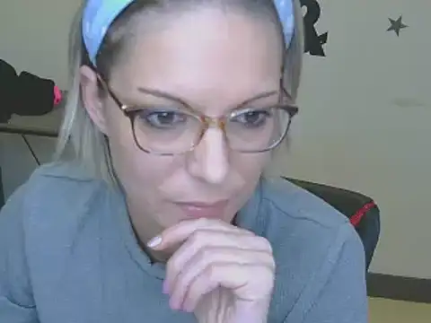 Snapshot of alixfeeling chatting on December 31, 2024, 2:36 pm alixfeeling online show from December 31, 2024, 2:36 pm