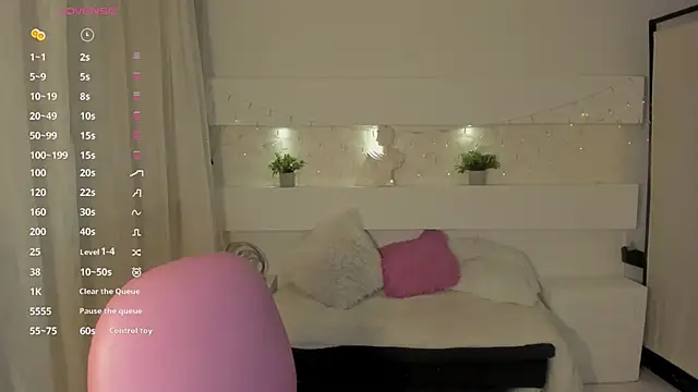 Snapshot of AshleyRoys chatting on December 9, 2024, 3:00 pm AshleyRoys online show from December 9, 2024, 3:00 pm