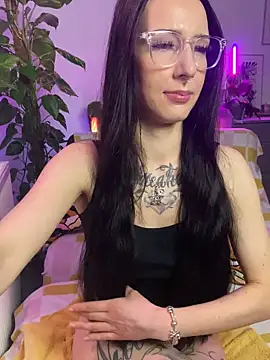 Snapshot of Trixie-Tainted chatting on February 6, 2025, 12:48 pm Trixie-Tainted online show from February 6, 2025, 12:48 pm