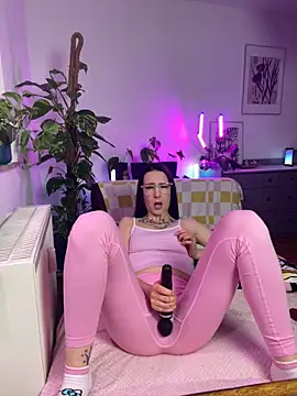Snapshot of Trixie-Tainted chatting on February 13, 2025, 6:16 pm Trixie-Tainted online show from February 13, 2025, 6:16 pm