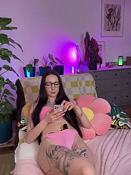 Snapshot of Trixie-Tainted chatting on March 5, 2025, 1:06 pm Trixie-Tainted online show from March 5, 2025, 1:06 pm