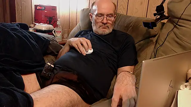 Snapshot of snickers1 chatting on December 23, 2025, 9:40 am snickers1 online show from December 23, 2025, 9:40 am