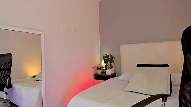 Snapshot of NataliaBuiles chatting on October 15, 2025, 4:18 pm NataliaBuiles online show from October 15, 2025, 4:18 pm