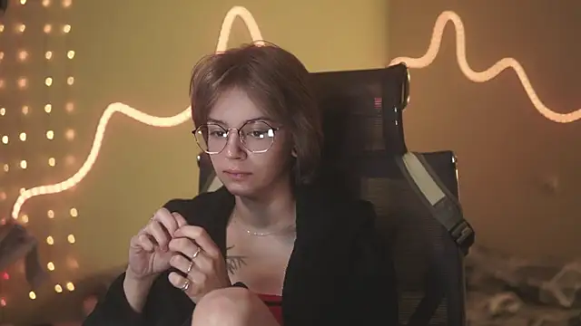 alyssa sweet online show from April 17, 2026, 3:53 am