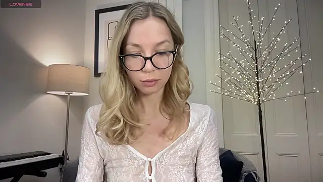 Snapshot of Cutensadistic chatting on January 2, 2025, 3:19 pm Cutensadistic online show from January 2, 2025, 3:19 pm