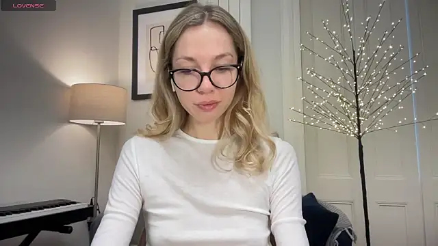 Snapshot of Cutensadistic chatting on January 3, 2025, 11:35 am Cutensadistic online show from January 3, 2025, 11:35 am