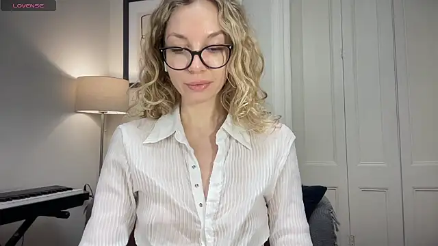 Snapshot of Cutensadistic chatting on January 16, 2025, 6:59 pm Cutensadistic online show from January 16, 2025, 6:59 pm