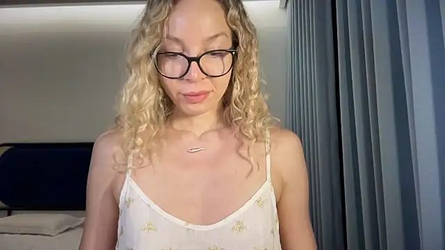Snapshot of Cutensadistic chatting on February 10, 2025, 3:10 pm Cutensadistic online show from February 10, 2025, 3:10 pm