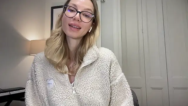 Snapshot of Cutensadistic chatting on February 22, 2025, 6:08 pm Cutensadistic online show from February 22, 2025, 6:08 pm