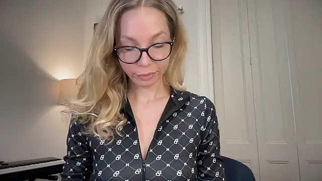 Snapshot of Cutensadistic chatting on March 13, 2025, 2:23 pm Cutensadistic online show from March 13, 2025, 2:23 pm