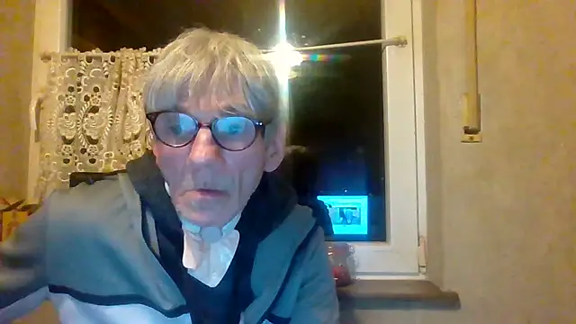 Snapshot of InMeinenMund chatting on December 6, 2024, 4:38 pm InMeinenMund online show from December 6, 2024, 4:38 pm