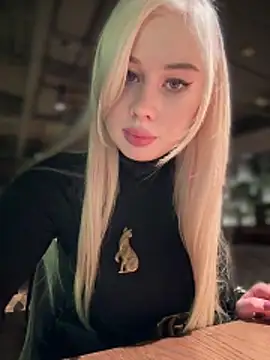 Snapshot of LaraHollywood chatting on November 12, 2025, 11:32 am LaraHollywood online show from November 12, 2025, 11:32 am