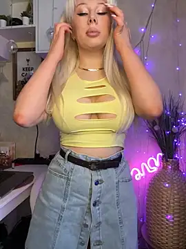 Snapshot of LaraHollywood chatting on March 5, 2026, 7:59 am LaraHollywood online show from March 5, 2026, 7:59 am