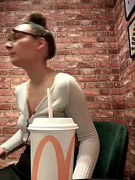 Snapshot of The_Snowwhitee chatting on January 6, 2026, 9:02 am The Snowwhitee online show from January 6, 2026, 9:02 am