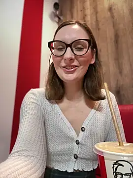 Snapshot of The_Snowwhitee chatting on February 11, 2026, 7:19 pm The Snowwhitee online show from February 11, 2026, 7:19 pm