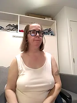 Snapshot of SweetandNaughty1 chatting on January 8, 2026, 8:33 pm SweetandNaughty1 online show from January 8, 2026, 8:33 pm