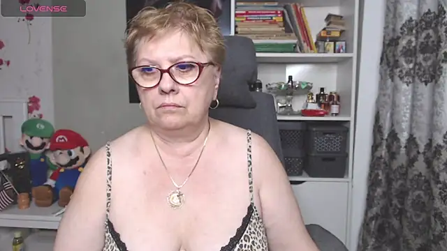 Snapshot of Mella4you chatting on November 27, 2025, 10:17 am Mella4you online show from November 27, 2025, 10:17 am