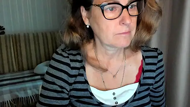 Snapshot of lauraoven chatting on September 29, 2025, 8:52 am lauraoven online show from September 29, 2025, 8:52 am