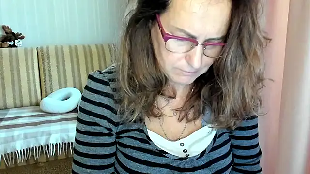 lauraoven online show from October 17, 2025, 7:11 am