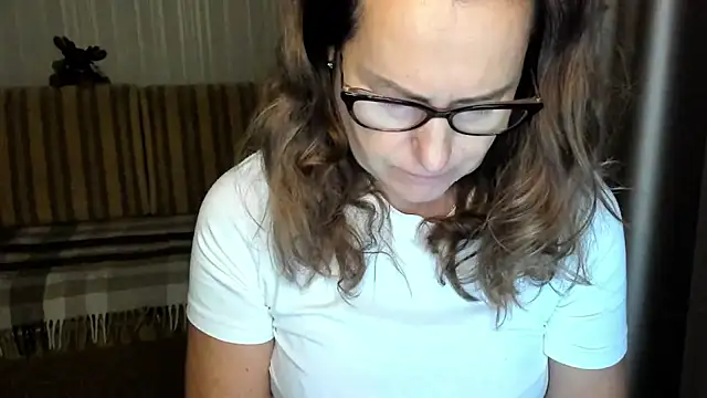 lauraoven online show from October 28, 2025, 2:09 pm