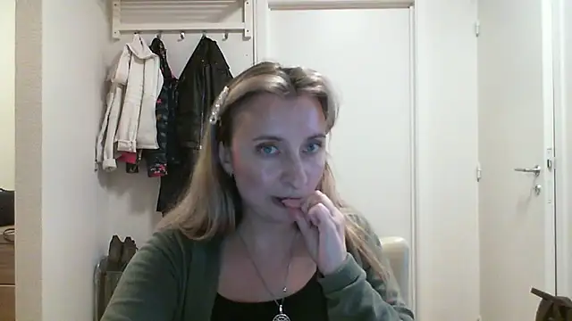 SusanCurt online show from October 14, 2025, 1:12 pm