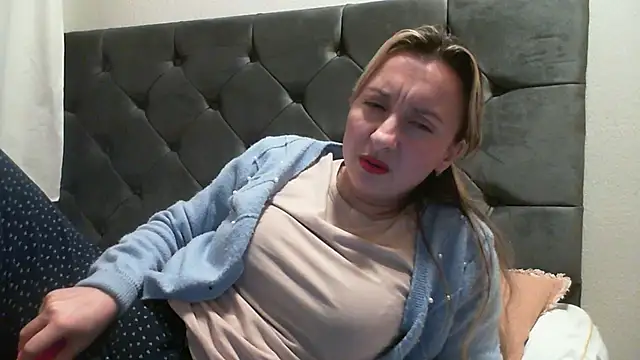 SusanCurt online show from December 13, 2025, 7:53 pm