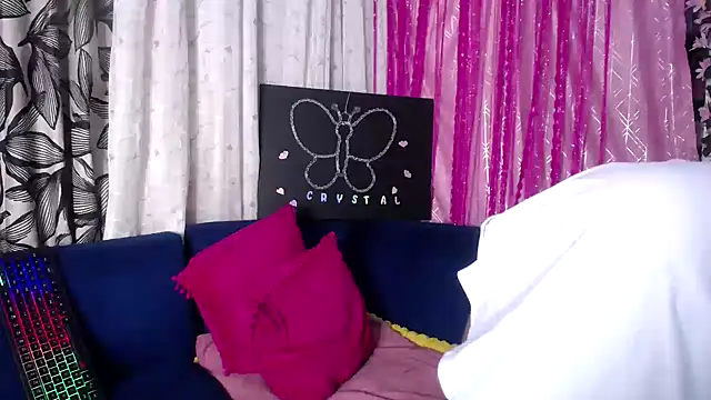 crystalbxx online show from April 15, 2026, 5:31 pm