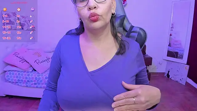 Snapshot of esmeralda_milf chatting on April 14, 2026, 8:48 pm esmeralda milf online show from April 14, 2026, 8:48 pm
