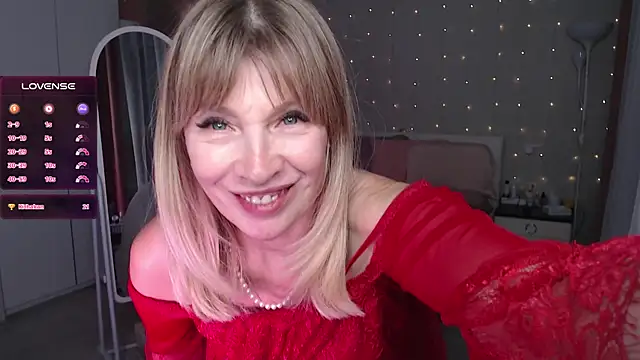 JuliaVilnet online show from November 1, 2025, 5:26 pm