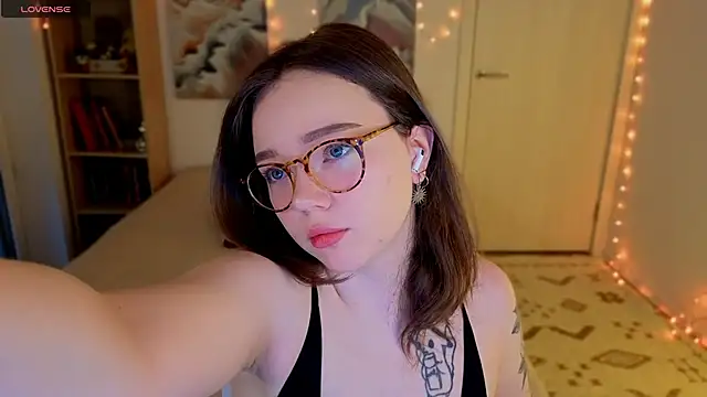 MilenaSaint online show from April 15, 2026, 3:57 am