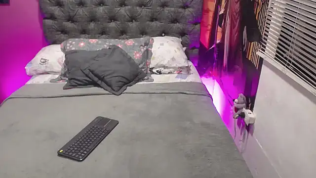 JEENEVIEVE online show from November 11, 2025, 6:30 pm