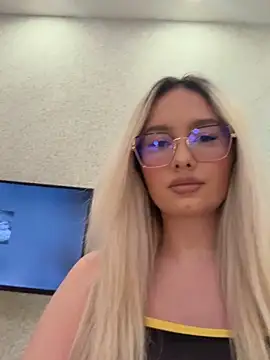 mollyxxx online show from April 6, 2026, 3:37 am