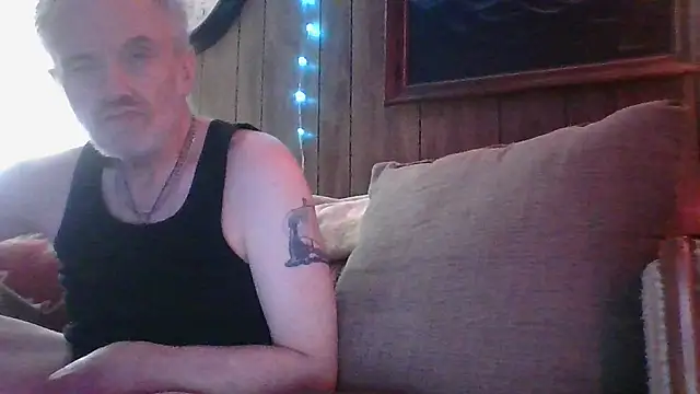 Snapshot of Makowboy chatting on December 5, 2024, 2:00 pm Makowboy online show from December 5, 2024, 2:00 pm
