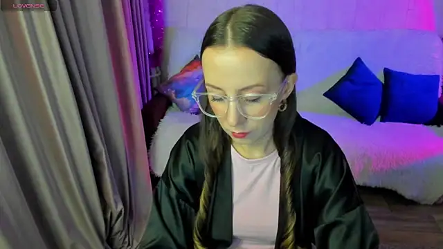 Snapshot of CurlySteph chatting on November 17, 2025, 6:03 pm CurlySteph online show from November 17, 2025, 6:03 pm