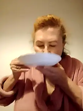 Hottie-Mom online show from April 7, 2026, 8:31 pm