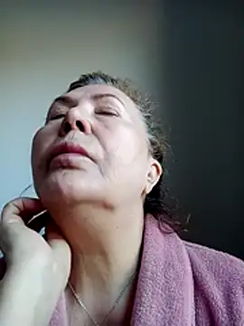 Hottie-Mom online show from April 11, 2026, 8:18 am