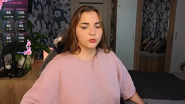 Snapshot of _momiji_ chatting on October 2, 2025, 10:33 am momiji online show from October 2, 2025, 10:33 am