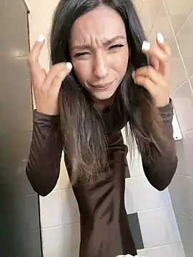 Snapshot of _MiaQueen_ chatting on December 22, 2025, 8:28 pm MiaQueen online show from December 22, 2025, 8:28 pm