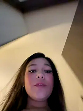 Snapshot of Alyshanon18 chatting on January 8, 2026, 4:15 am Alyshanon18 online show from January 8, 2026, 4:15 am