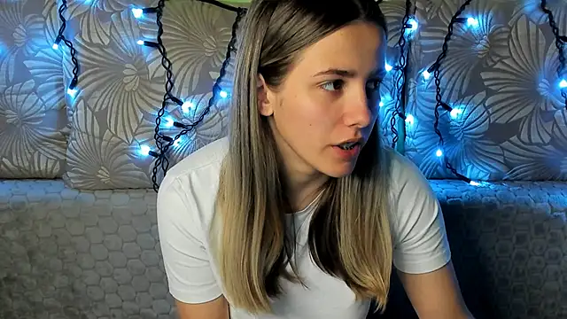 MaggieCake online show from October 19, 2025, 1:28 am