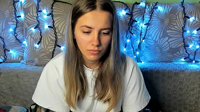 MaggieCake online show from November 12, 2025, 3:51 am