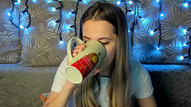 MaggieCake online show from December 2, 2025, 3:12 am