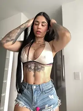 Snapshot of LaraHenao chatting on January 7, 2025, 12:52 pm LaraHenao online show from January 7, 2025, 12:52 pm