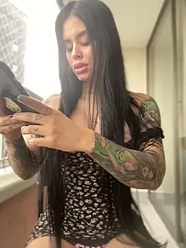 Snapshot of LaraHenao chatting on January 28, 2025, 12:00 pm LaraHenao online show from January 28, 2025, 12:00 pm